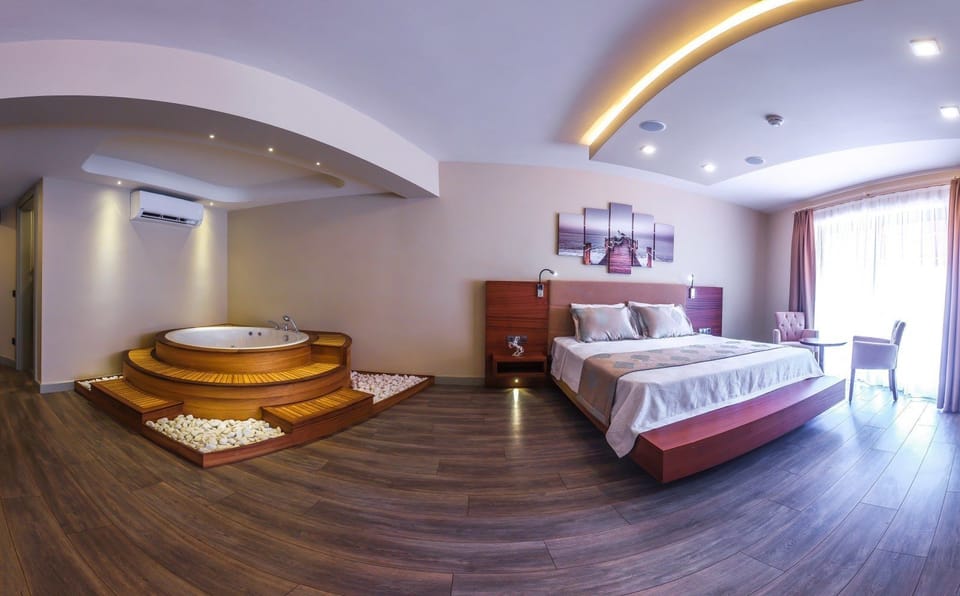 Deluxe Suite | In-room safe, desk, soundproofing, iron/ironing board