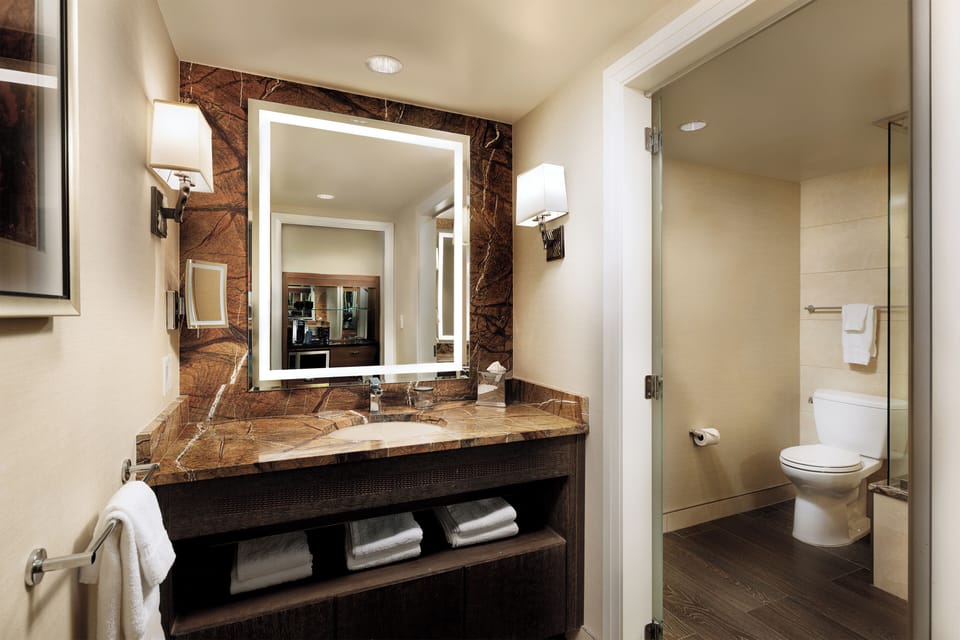 Grand Room, 1 King Bed | Bathroom | Combined shower/tub, free toiletries, hair dryer, towels