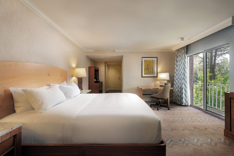 Premium bedding, in-room safe, desk, blackout drapes