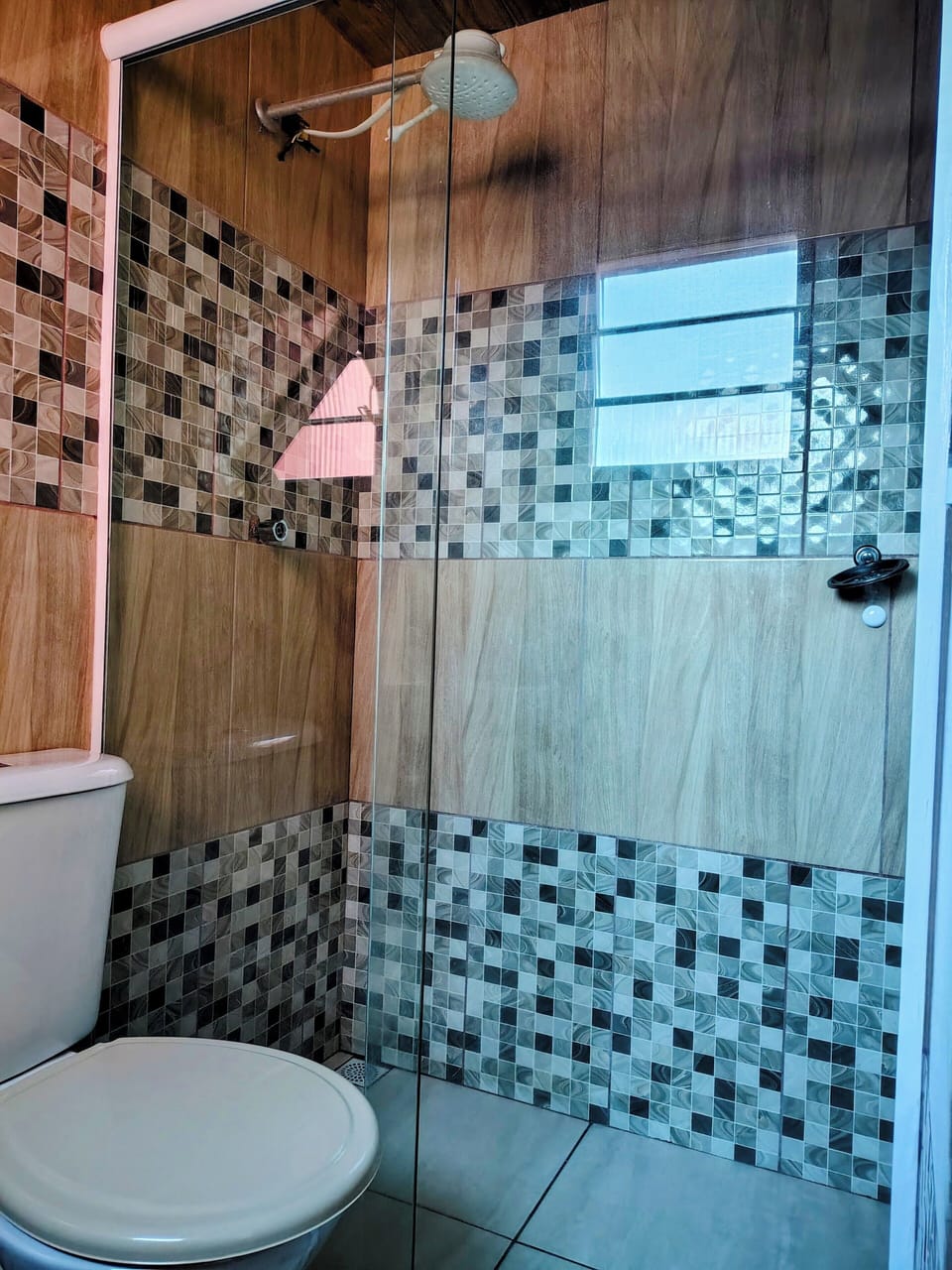 Jade Suite Economy Top Floor | Bathroom | Shower, towels, shampoo