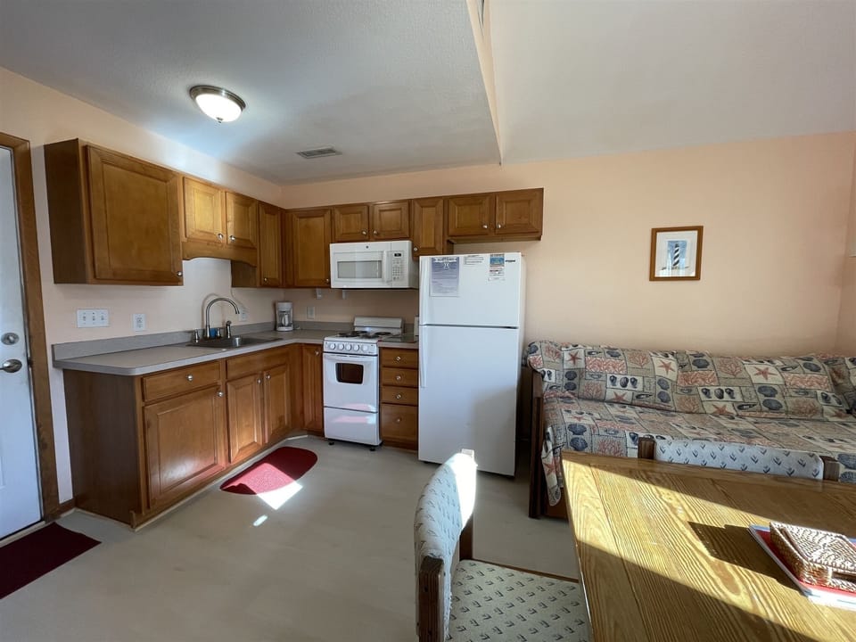 Studio | Private kitchen | Full-size fridge, microwave, stovetop, coffee/tea maker
