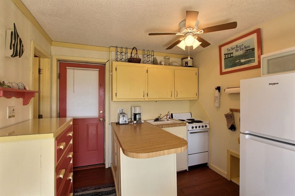 Studio | Private kitchen | Full-size fridge, microwave, stovetop, coffee/tea maker