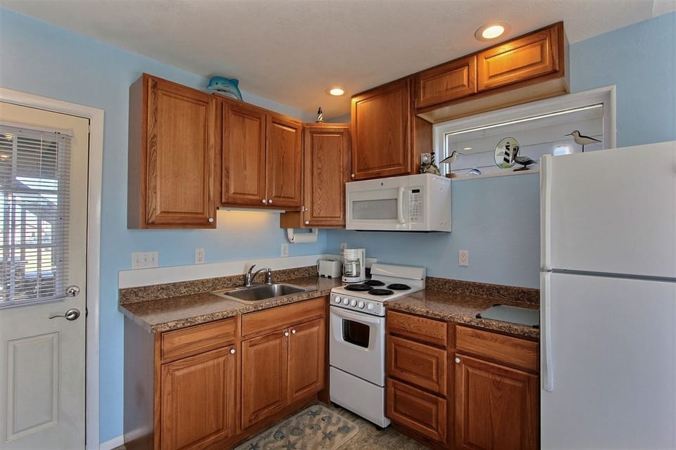Studio | Private kitchen | Full-size fridge, microwave, stovetop, coffee/tea maker