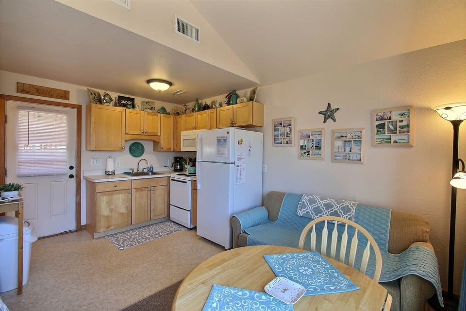 Condo, 1 Bedroom | Private kitchen | Full-size fridge, microwave, stovetop, coffee/tea maker