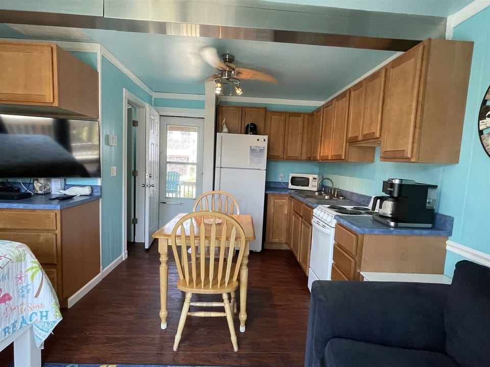 Studio | Private kitchen | Full-size fridge, microwave, stovetop, coffee/tea maker