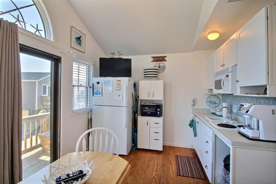 Studio | Private kitchen | Full-size fridge, microwave, dishwasher, coffee/tea maker