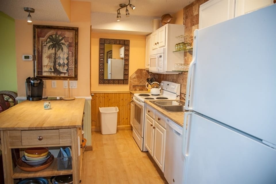 Condo, 1 Bedroom | Private kitchen | Full-size fridge, microwave, stovetop, coffee/tea maker