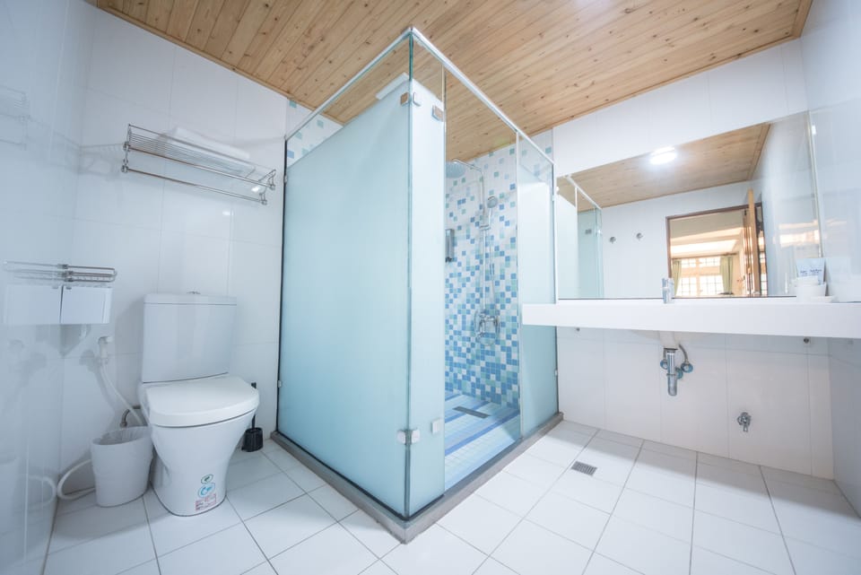 Design Twin Room, 2 Double Beds | Bathroom shower