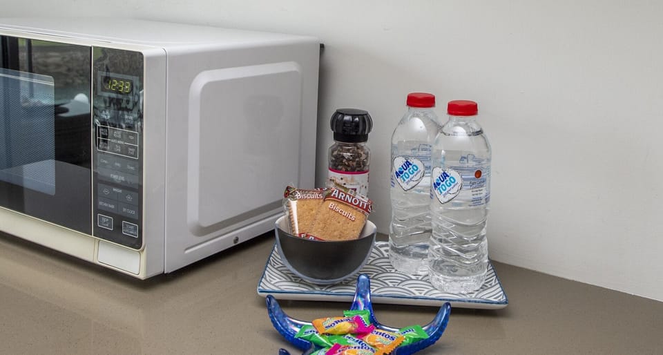 Studio (Unit 1311) | In-room dining