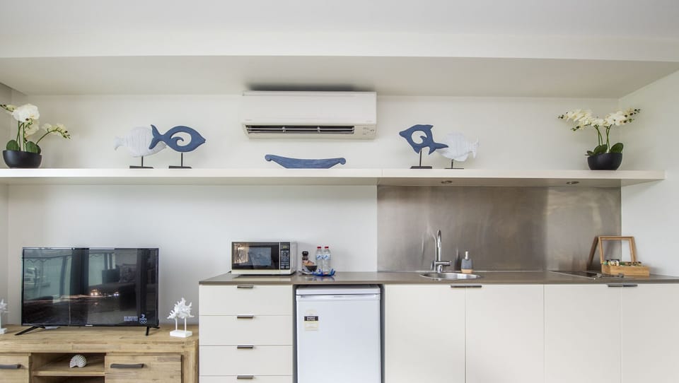 Studio (Unit 1311) | Private kitchen | Fridge, microwave, coffee/tea maker, electric kettle