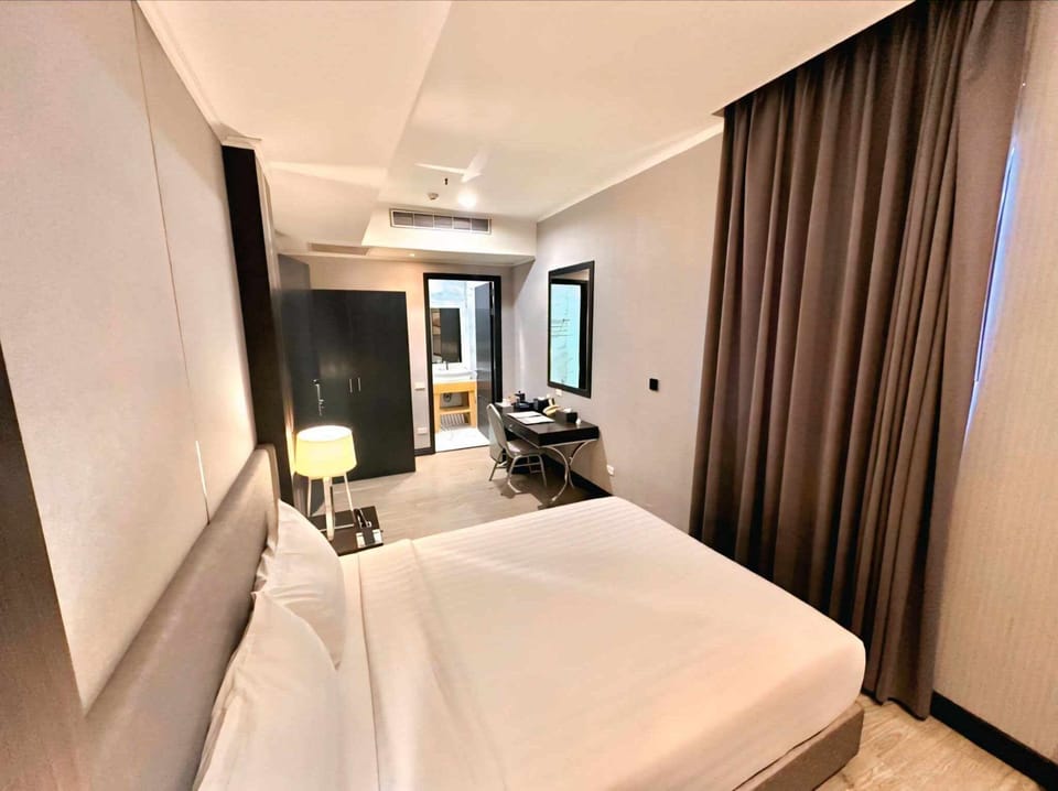 Standard Room, 1 Queen Bed | Minibar, in-room safe, desk, laptop workspace