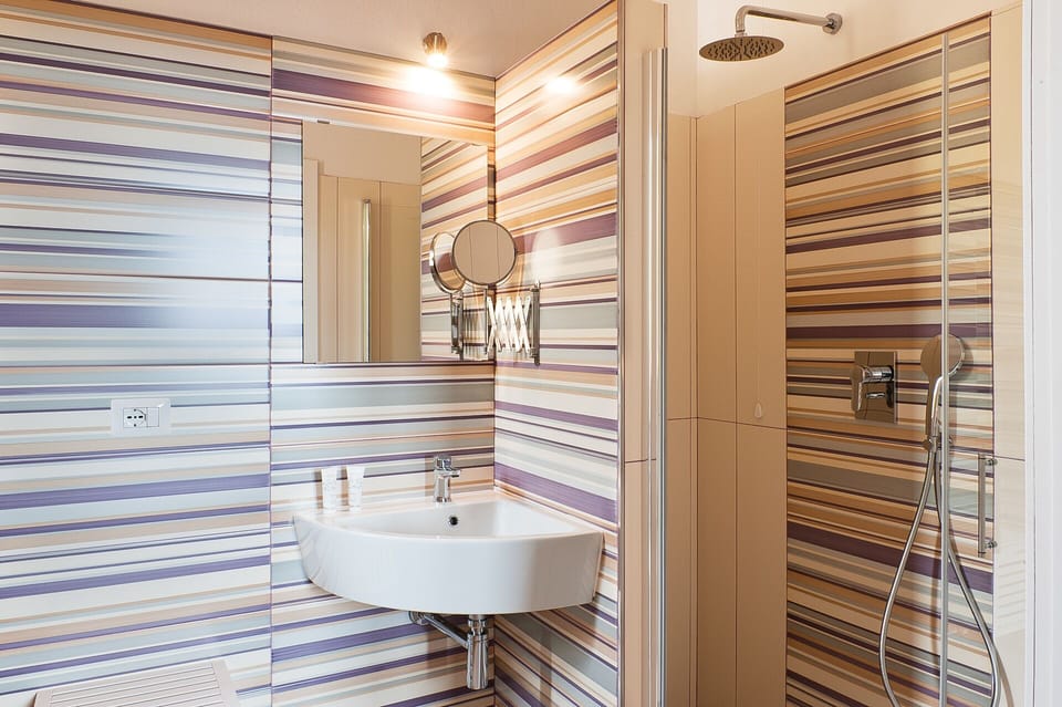 Superior Double Room, 1 Queen Bed, Private Bathroom, Courtyard View | Bathroom | Shower, rainfall showerhead, designer toiletries, hair dryer
