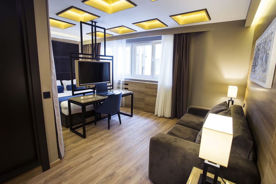 Deluxe Suite | Living area | Flat-screen TV