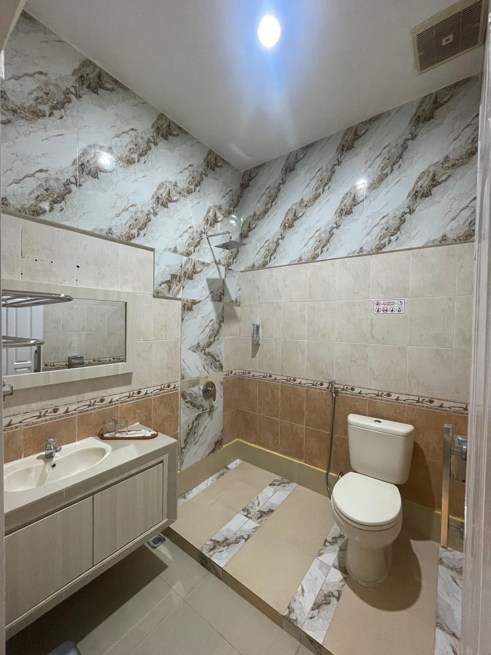 Executive Double Room | Bathroom | Shower, free toiletries, slippers, towels