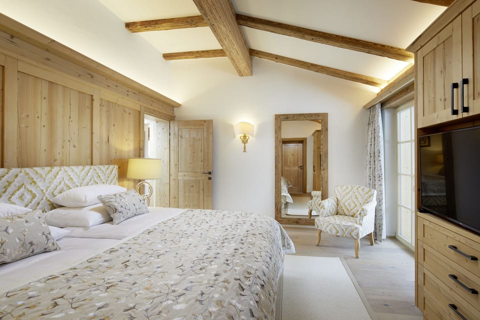 2 bedrooms, premium bedding, minibar, in-room safe