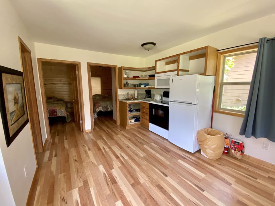 Cabin, Non Smoking (8) | Private kitchen | Fridge, paper towels