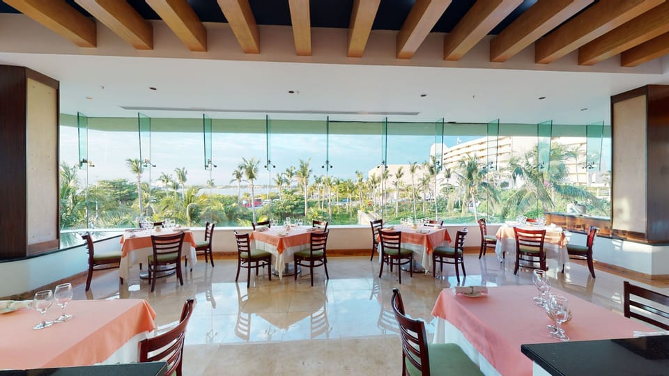3 restaurants; breakfast, lunch, and dinner served