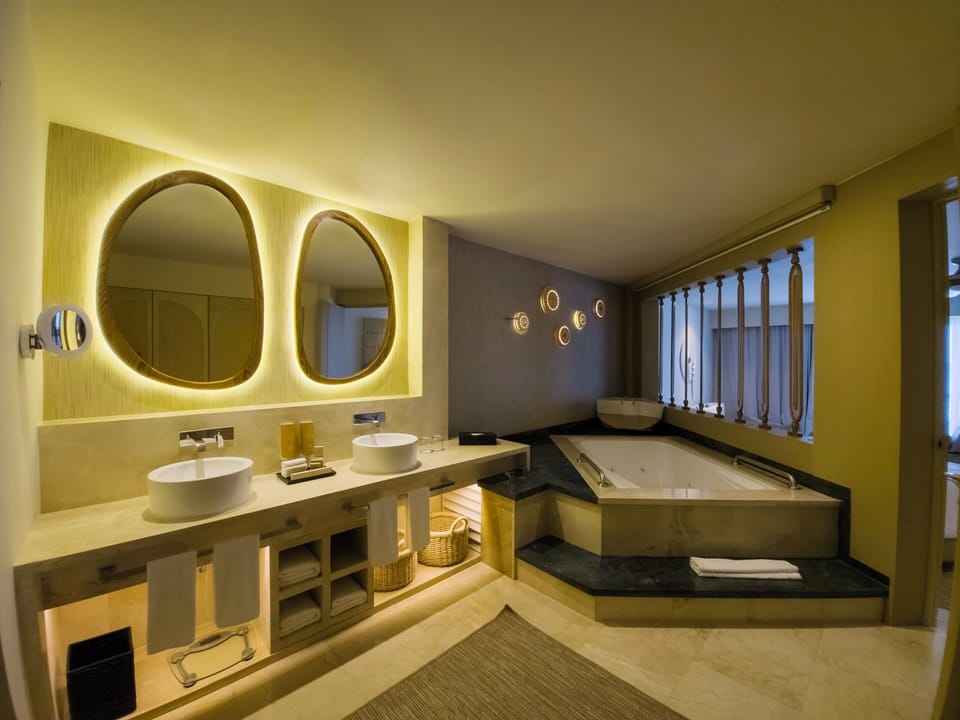 Royal Suite King Hot Tub Beachfront | Bathroom | Shower, free toiletries, hair dryer, bathrobes