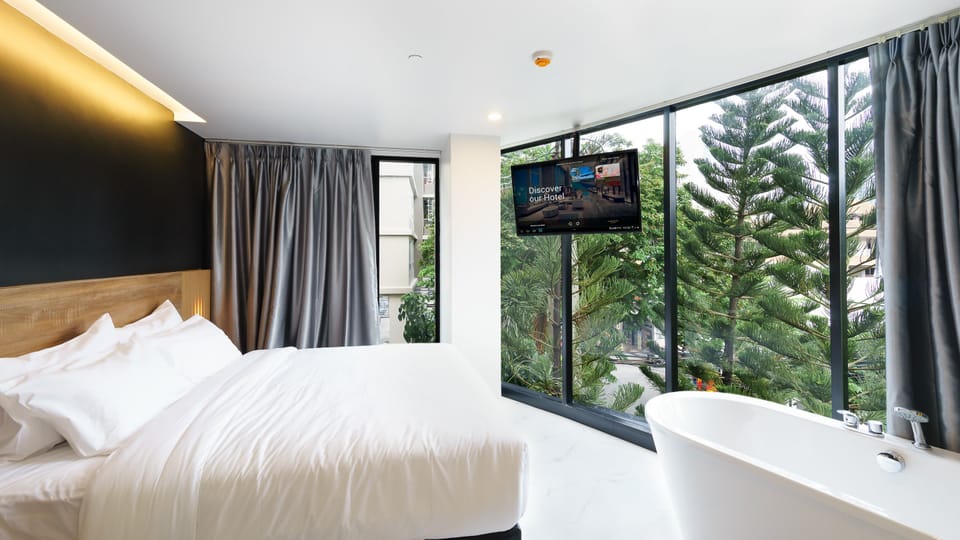 Suite Corner Room, Bathtub | Garden view