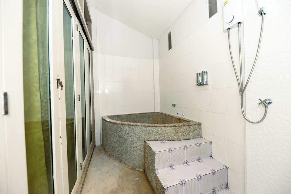 Deluxe Room | Bathroom | Shower, free toiletries, towels
