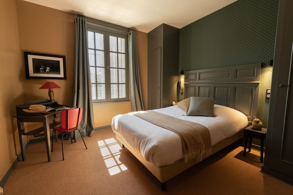 1 bedroom, premium bedding, desk, laptop workspace