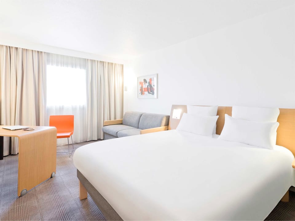 Standard Room, 1 Queen Bed | Hypo-allergenic bedding available, desk, laptop workspace