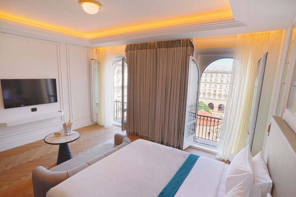 Junior Suite with King Bed | Premium bedding, minibar, in-room safe, desk