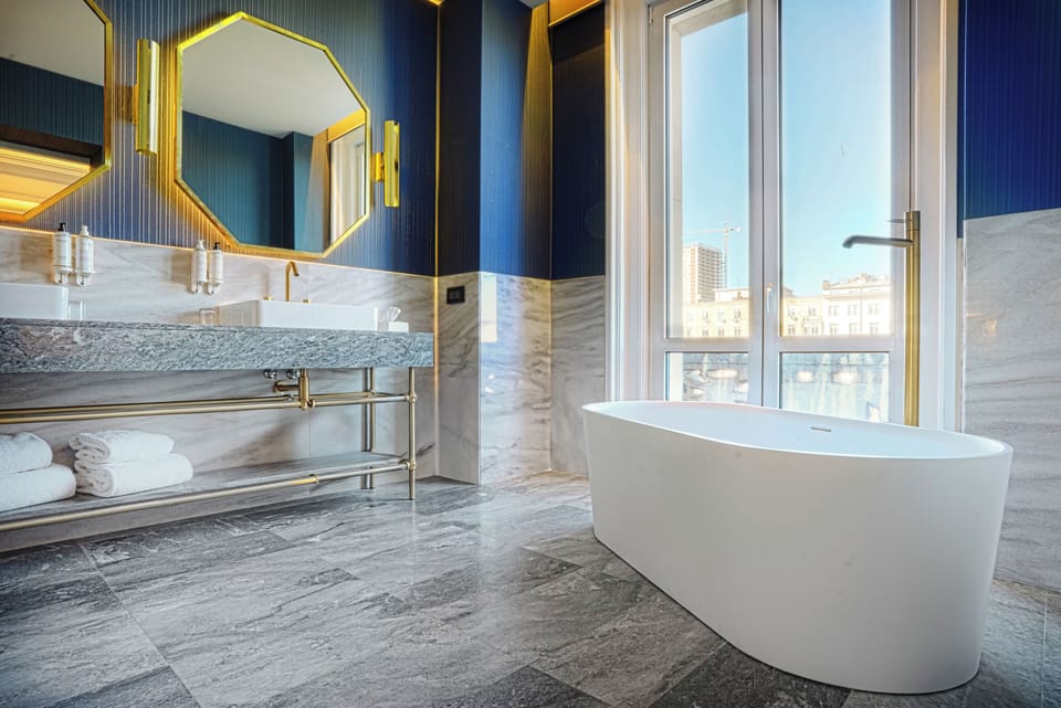 Executive Suite with King Bed | Bathroom | Eco-friendly toiletries, hair dryer, bathrobes, towels