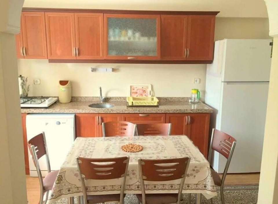 Fridge, stovetop, dishwasher, cookware/dishes/utensils