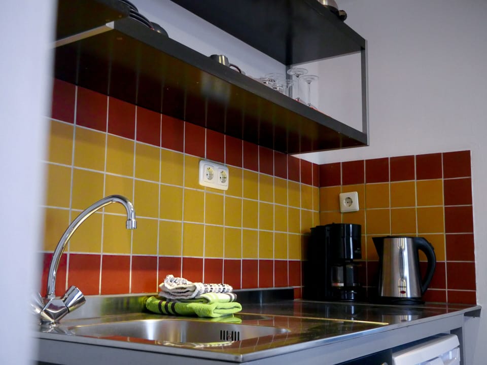 Apartment, 2 Twin Beds | Private kitchenette | Fridge, microwave, coffee/tea maker, electric kettle