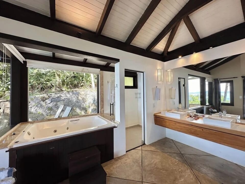 Presidential Room, Hot Tub | Premium bedding, in-room safe, blackout drapes, free cribs/infant beds