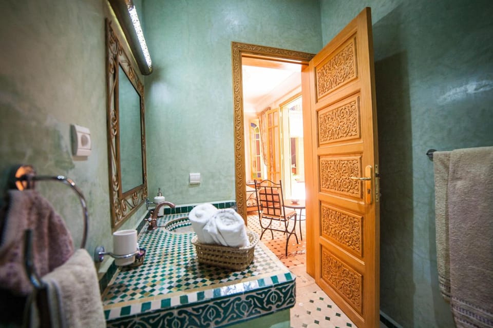 Shower, free toiletries, hair dryer, bidet