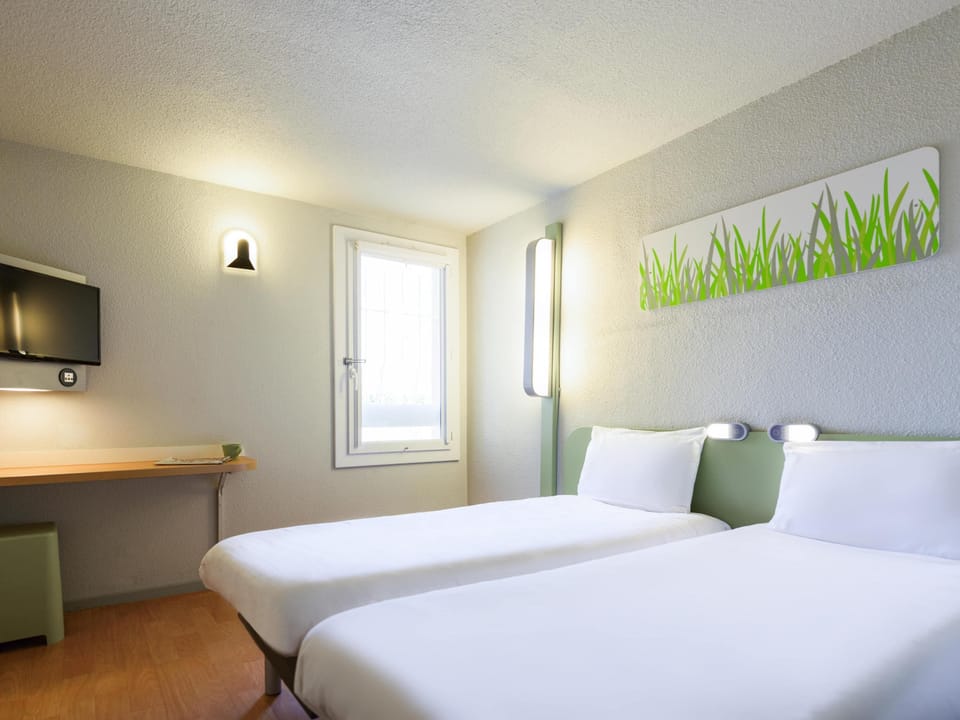 Twin Room, 2 Twin Beds | Desk, soundproofing, iron/ironing board, free rollaway beds