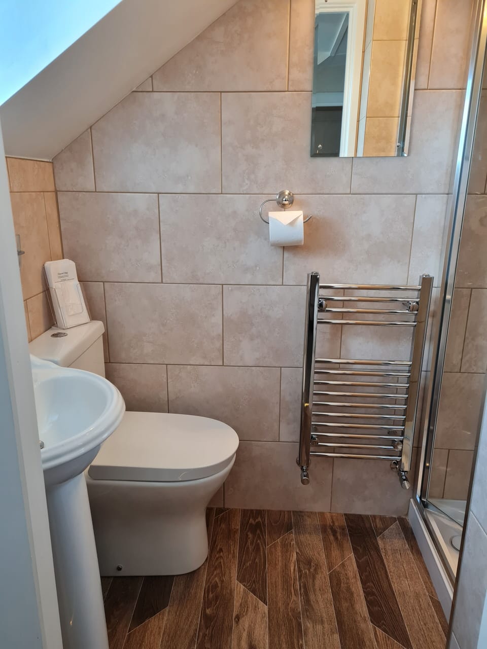Single Room, Ensuite | Bathroom | Combined shower/tub, free toiletries, hair dryer, towels