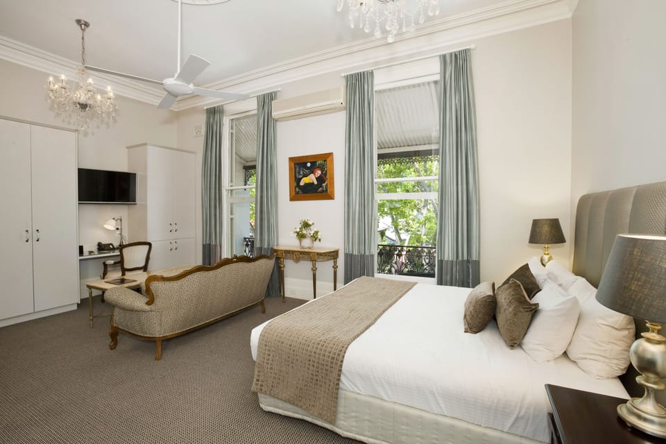 Manor Suite | Premium bedding, minibar, individually decorated, individually furnished