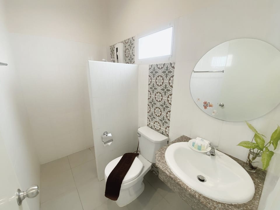 Superior Double or Twin Garden view | Bathroom | Shower, towels, soap, shampoo