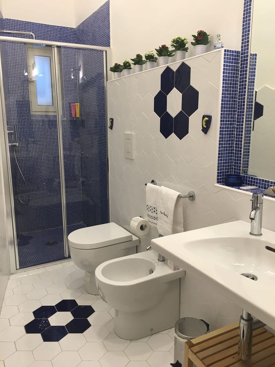 Triple Room, Shared Bathroom | Bathroom | Shower, rainfall showerhead, free toiletries, bidet