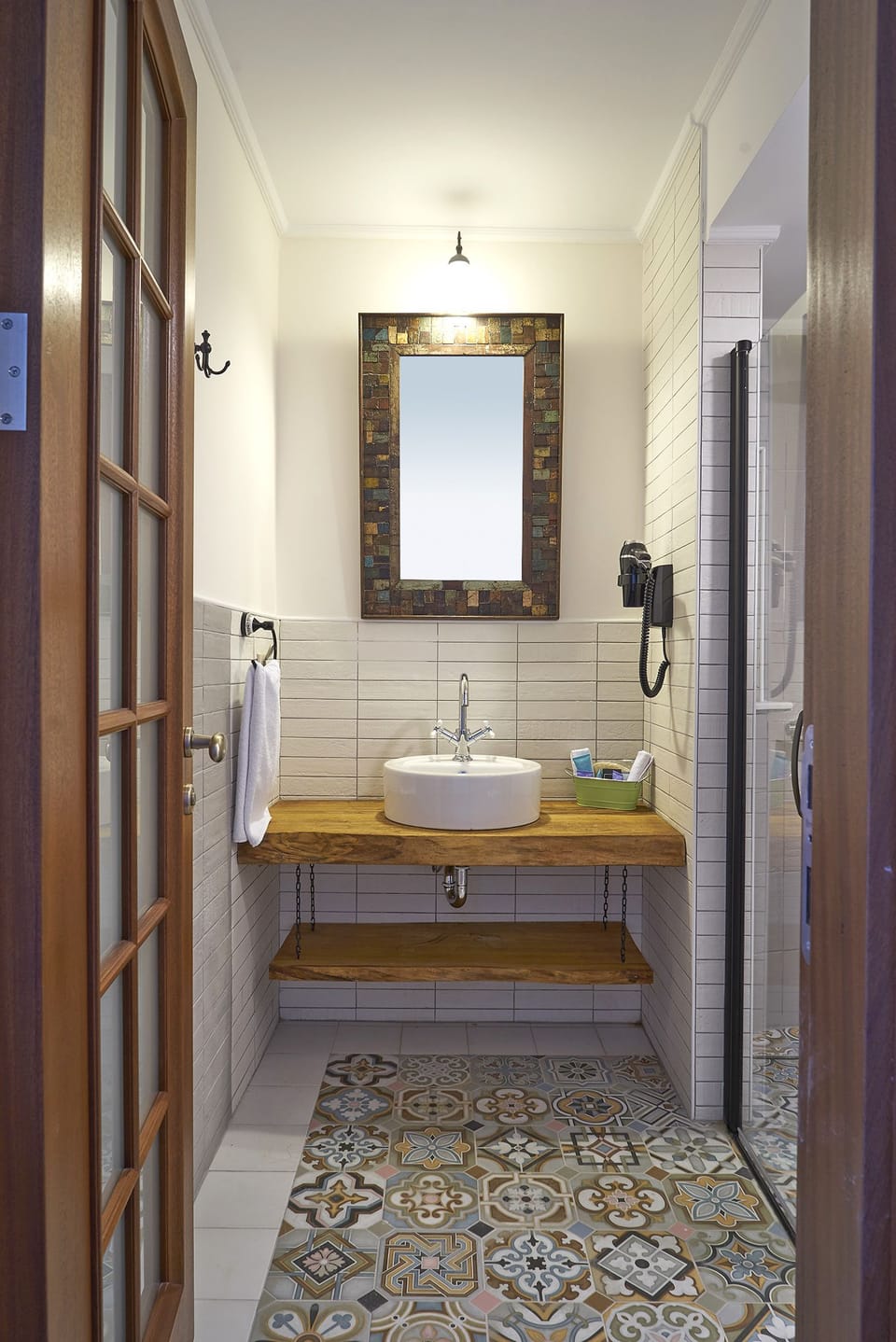 Deluxe Double Room, Garden View | Bathroom | Shower, free toiletries, hair dryer, slippers