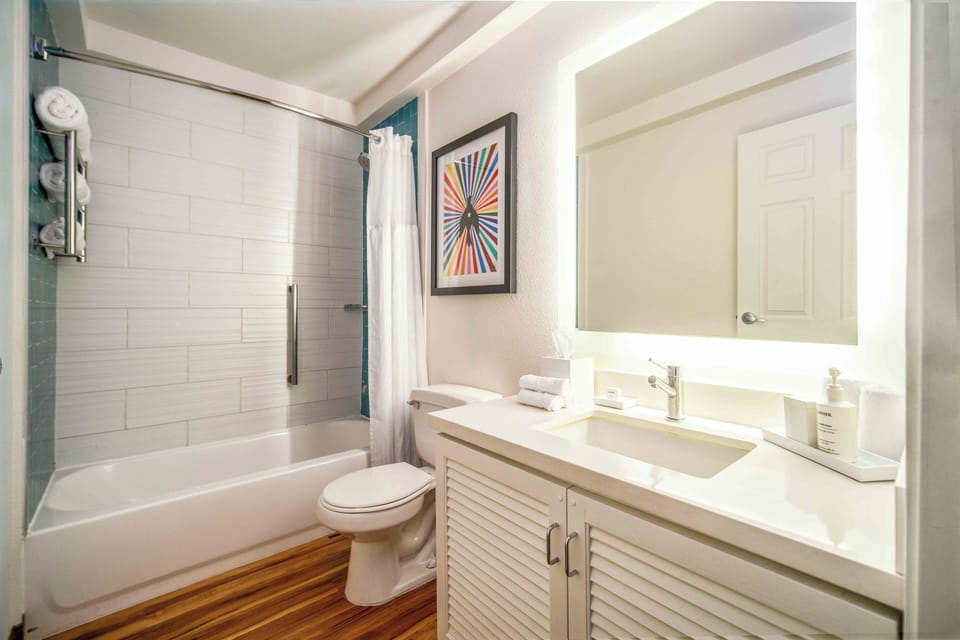Combined shower/tub, free toiletries, towels