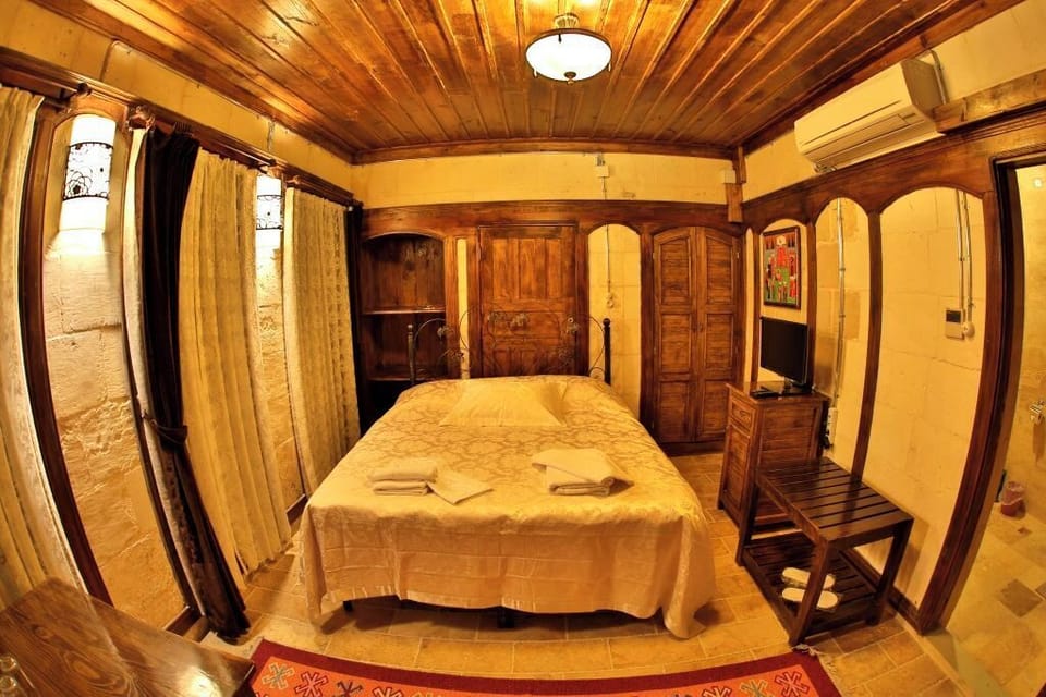 Suite | Minibar, desk, soundproofing, iron/ironing board