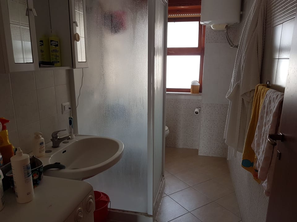 Room, Shared Bathroom | Bathroom | Separate tub and shower, towels