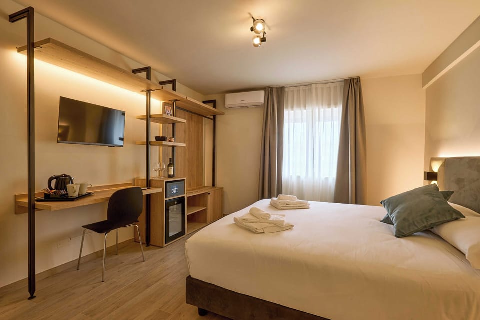 Comfort Room | Minibar, in-room safe, desk, soundproofing