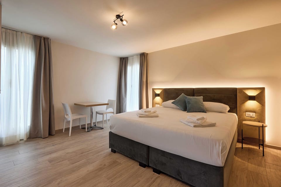 Panoramic Room, Terrace | Minibar, in-room safe, desk, soundproofing