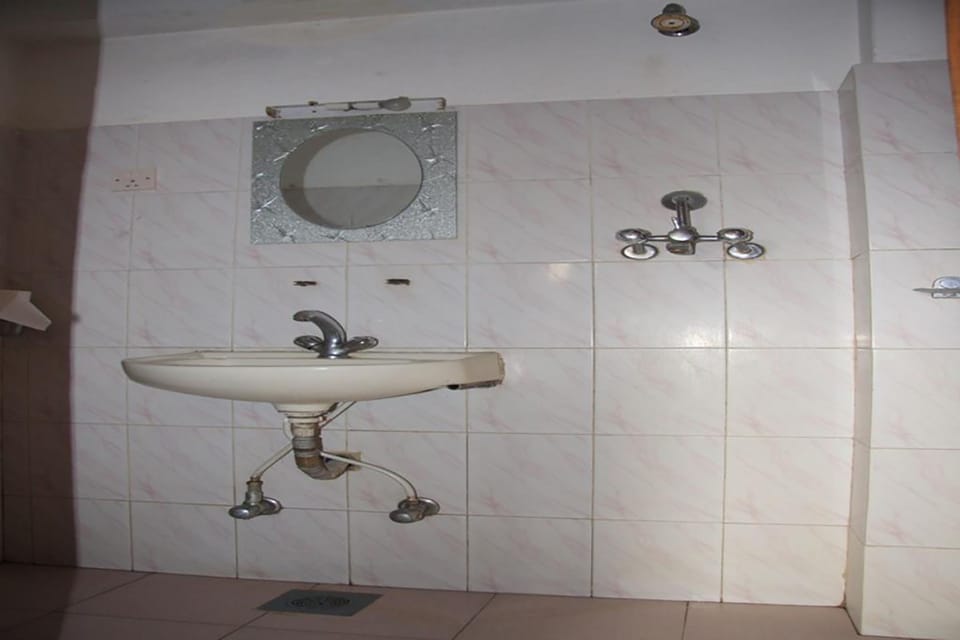 Standard Room | Bathroom | Shower, free toiletries, towels