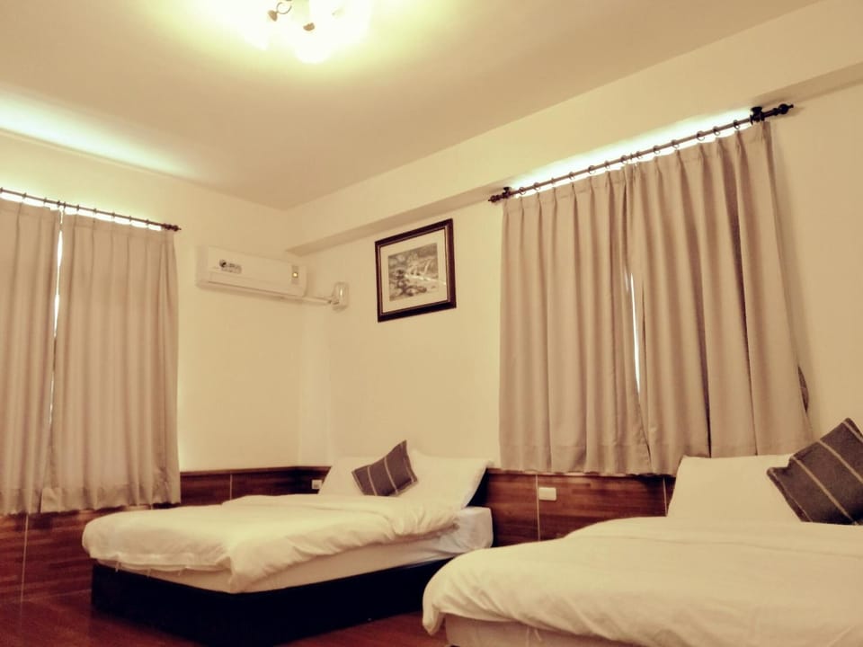 Blackout drapes, free WiFi, bed sheets