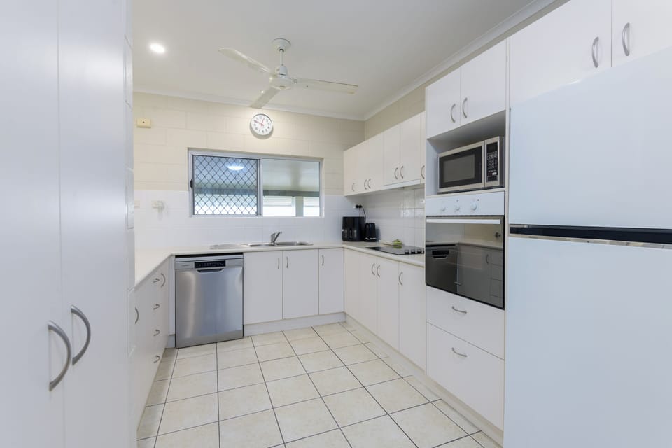 House, 3 Bedrooms | Private kitchen | Coffee/tea maker, full-size fridge, microwave, oven