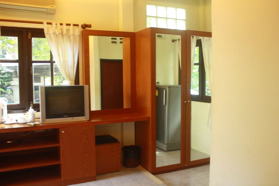 Basic Bungalow | Room amenity
