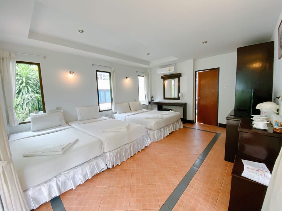 Quadruple Room | In-room safe, iron/ironing board (on request), WiFi (free)