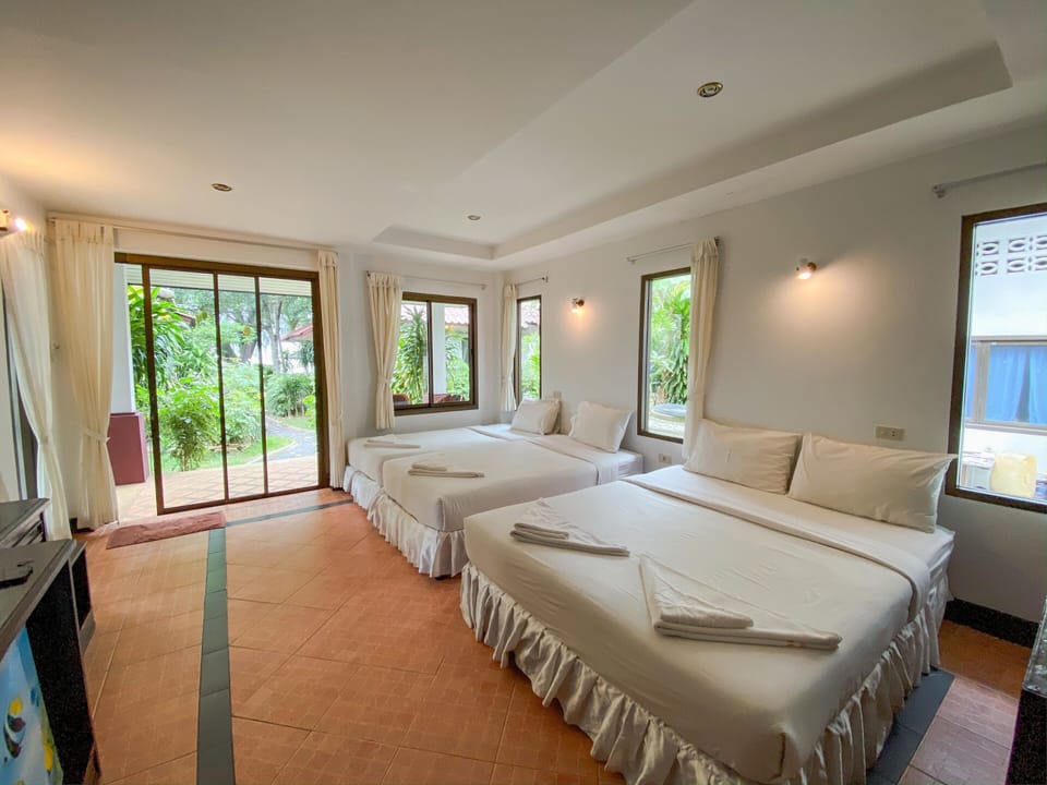Quadruple Room | In-room safe, iron/ironing board (on request), WiFi (free)