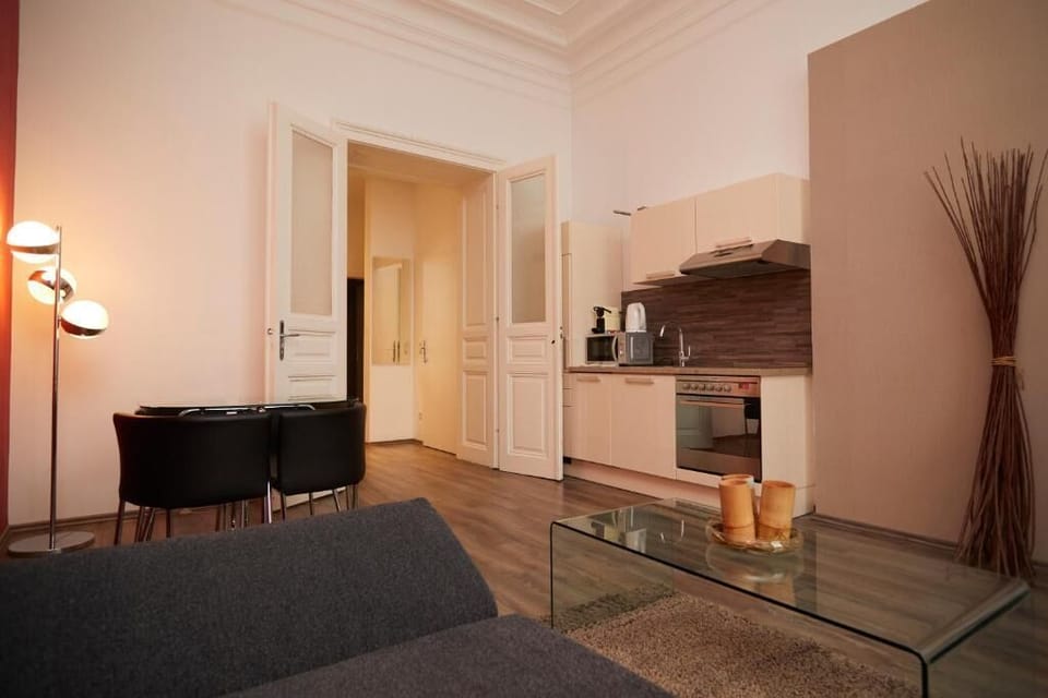 City Apartment, 1 Bedroom, Kitchen, City View (Reichsratsstrasse 17) | Egyptian cotton sheets, premium bedding, blackout drapes